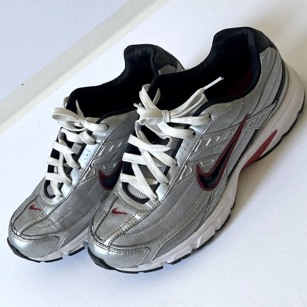 Nike Silver Initiator. Dad Style Sneakers. Men’s 8.5 Fits like 8.